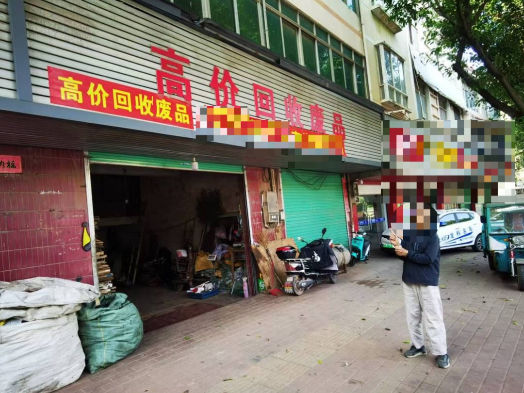 盗窃挖机铲车电瓶，两男子被警方刑拘