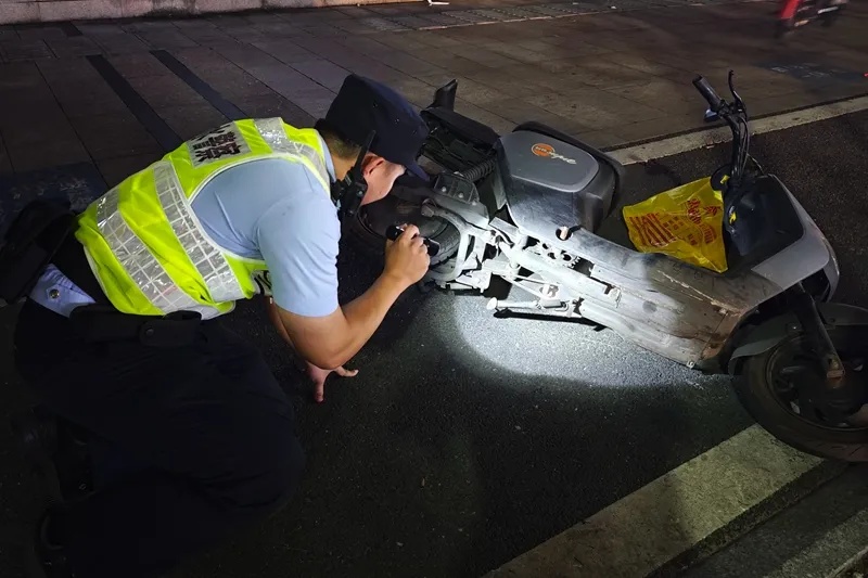 蛇竟然藏身电动自行车内！幸好……