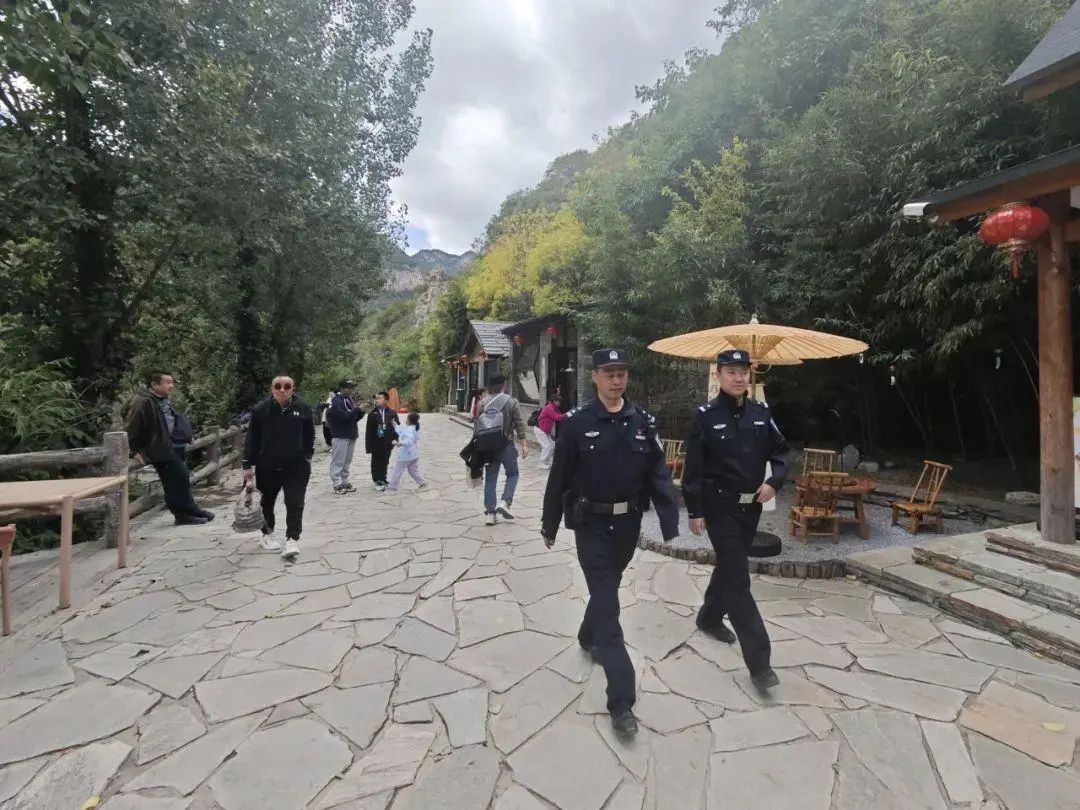 北京彩叶景观进入最佳观赏期,坡峰岭景区早7点半开始流量增大 北京彩叶景观进入最佳观赏期,坡峰岭景区早7点半开始流量增大