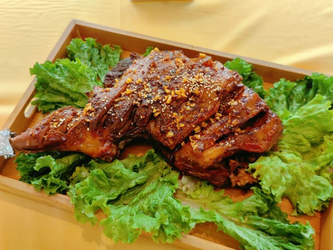 在火车餐车上吃现烤羊腿,是一种什么体验 在火车餐车上吃现烤羊腿,是一种什么体验