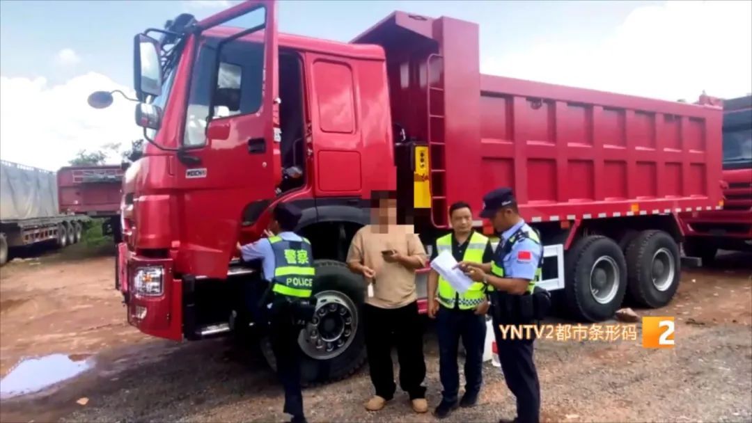 为逃避9000多元通行费，两辆货车深夜强行冲卡
