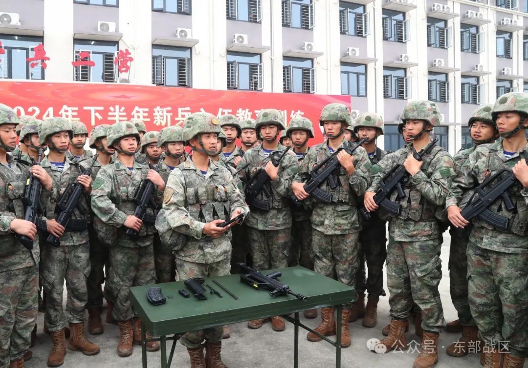秋季入伍新兵，授枪！
