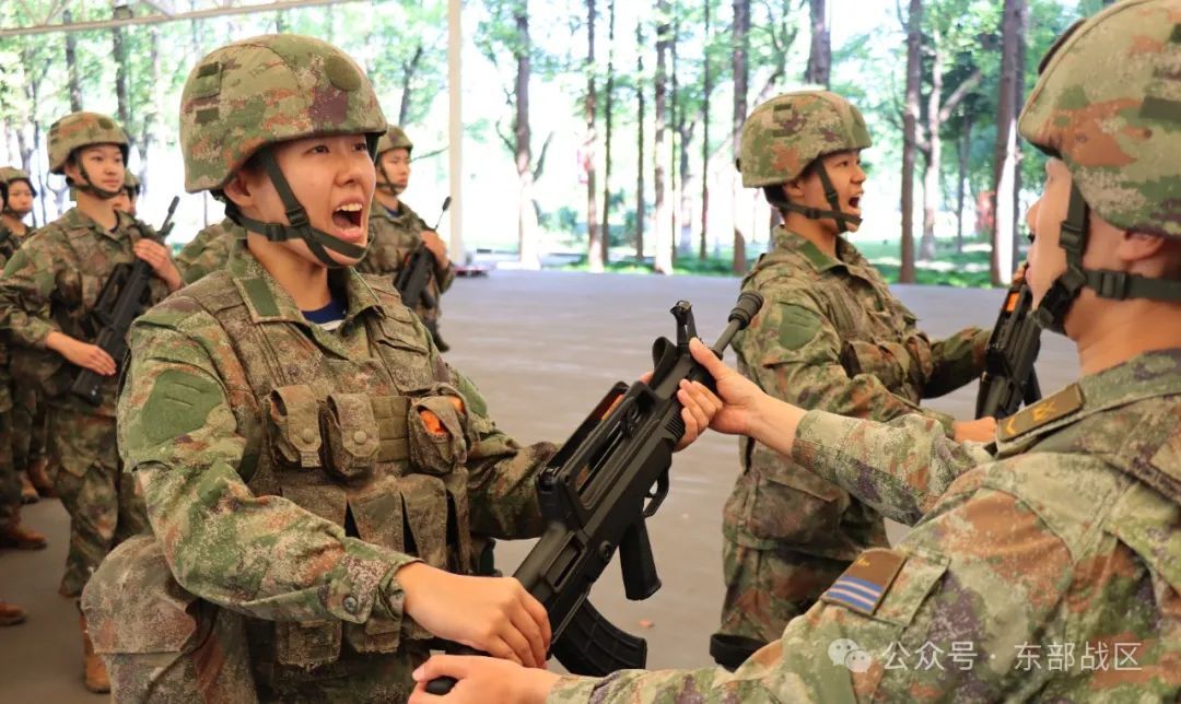 秋季入伍新兵，授枪！