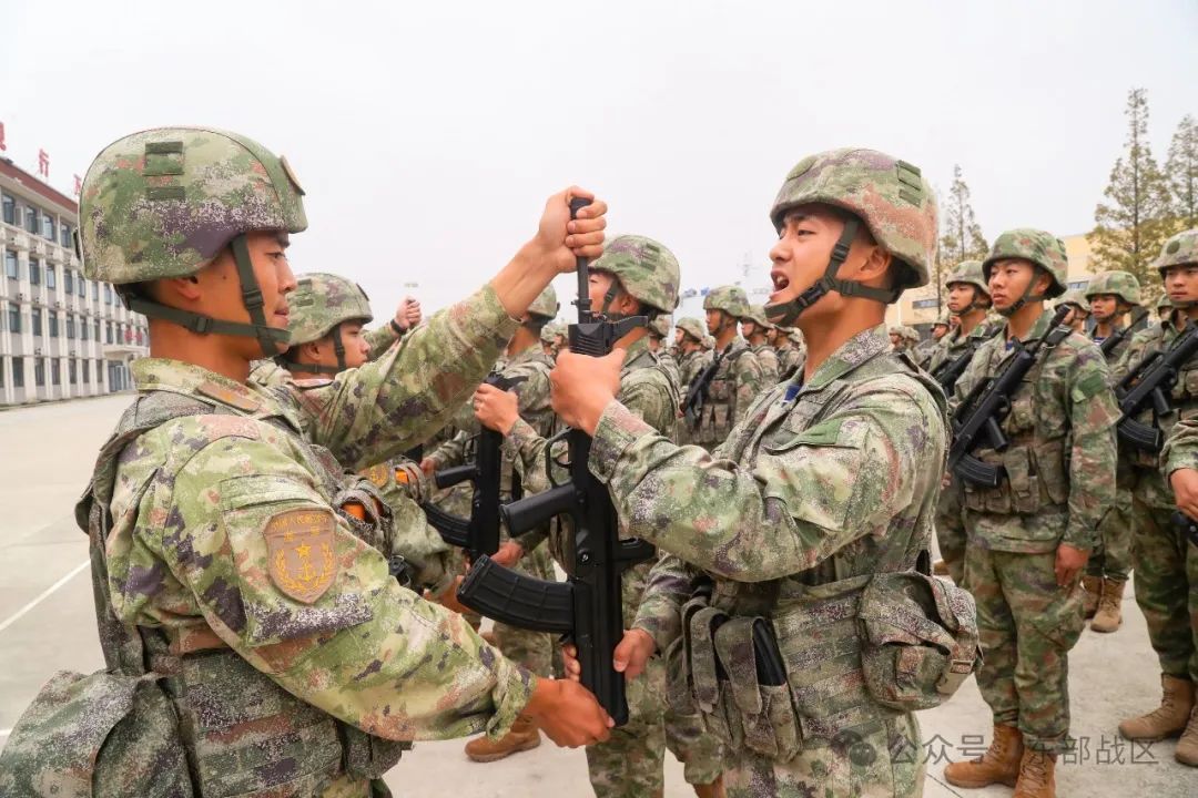 秋季入伍新兵，授枪！