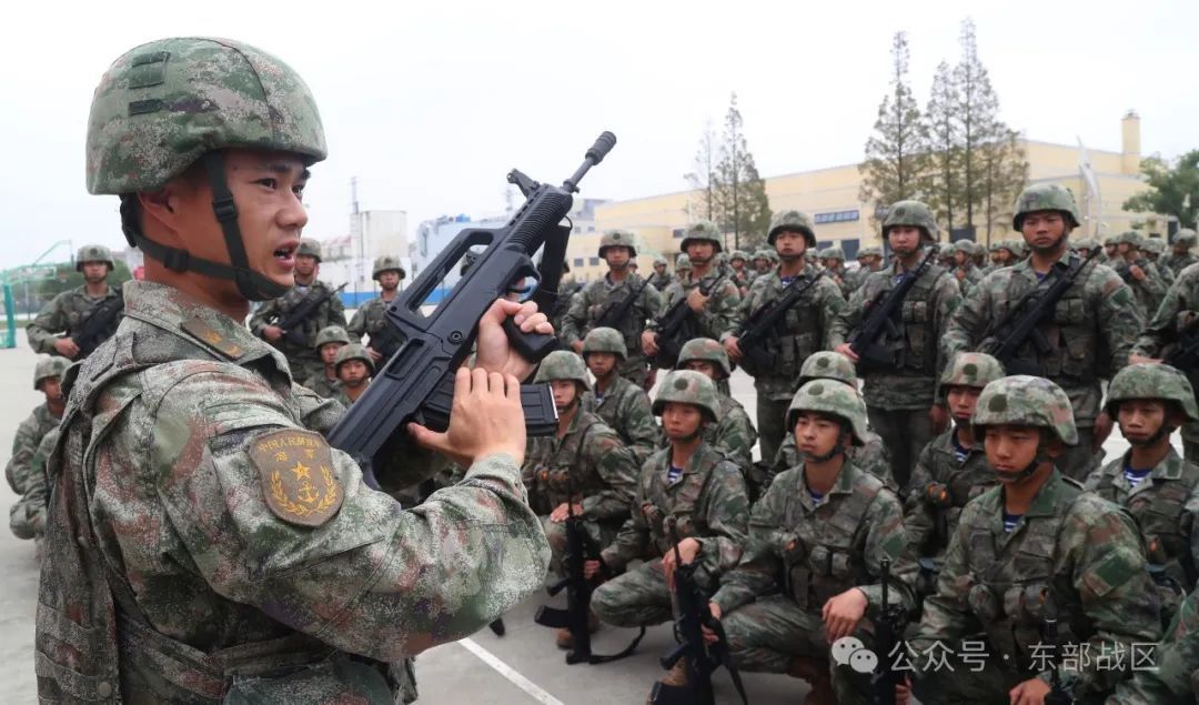 秋季入伍新兵，授枪！