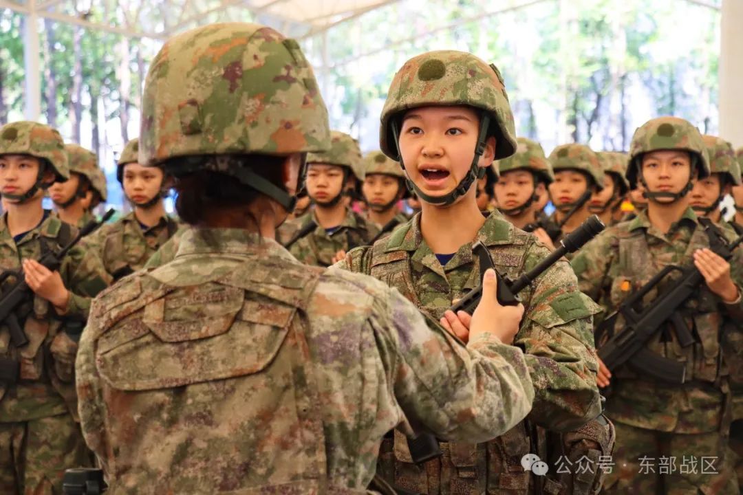 秋季入伍新兵，授枪！