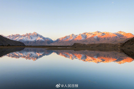 收藏美景！新疆镜面版湖泊雪山有多美