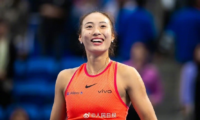 打到对手想摔拍！郑钦文创造个人生涯首次