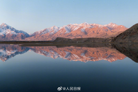 收藏美景！新疆镜面版湖泊雪山有多美