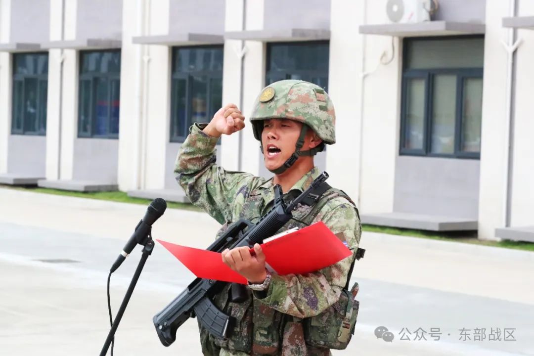 秋季入伍新兵，授枪！