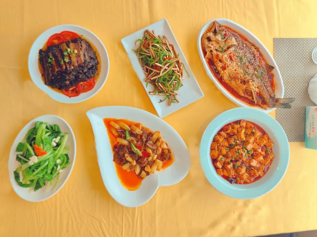 在火车餐车上吃现烤羊腿,是一种什么体验 在火车餐车上吃现烤羊腿,是一种什么体验