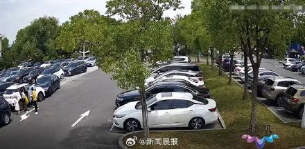 肇事司机回应6秒连撞3车4人：孩子打闹误踩油门，只开了自动驻车功能