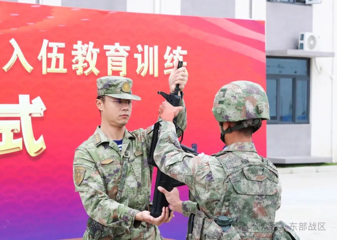 秋季入伍新兵，授枪！