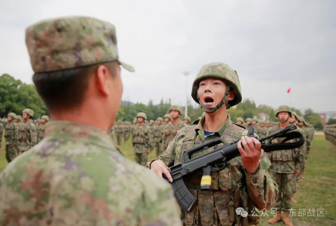 秋季入伍新兵，授枪！