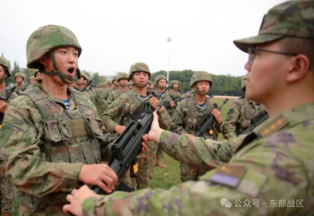 秋季入伍新兵，授枪！