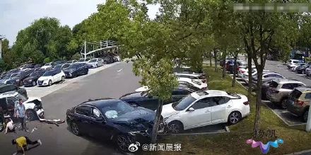 肇事司机回应6秒连撞3车4人：孩子打闹误踩油门，只开了自动驻车功能