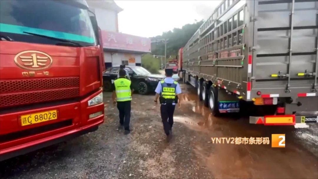 为逃避9000多元通行费，两辆货车深夜强行冲卡