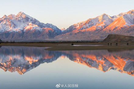 收藏美景！新疆镜面版湖泊雪山有多美