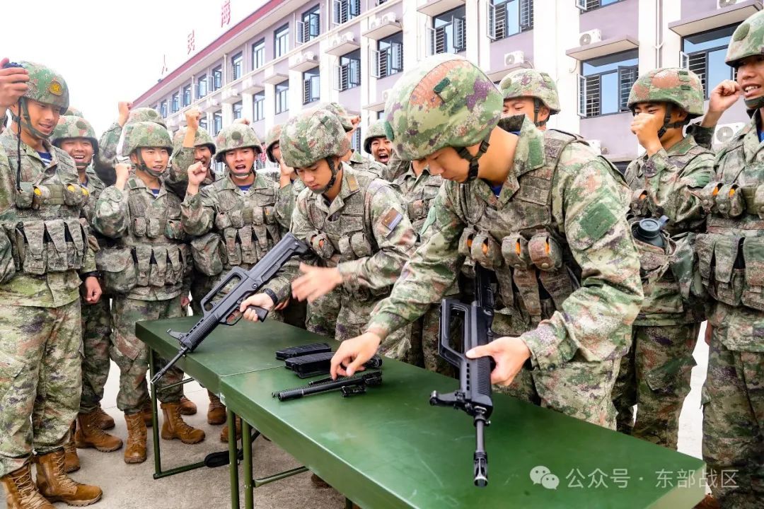 秋季入伍新兵，授枪！