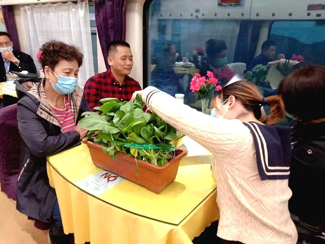 在火车餐车上吃现烤羊腿,是一种什么体验 在火车餐车上吃现烤羊腿,是一种什么体验