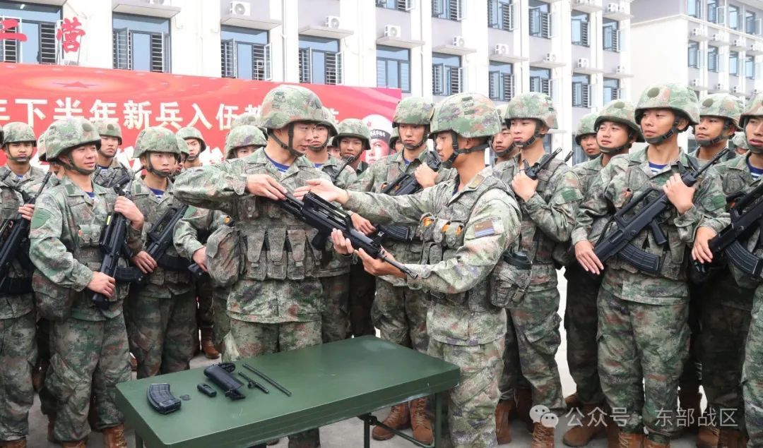 秋季入伍新兵，授枪！
