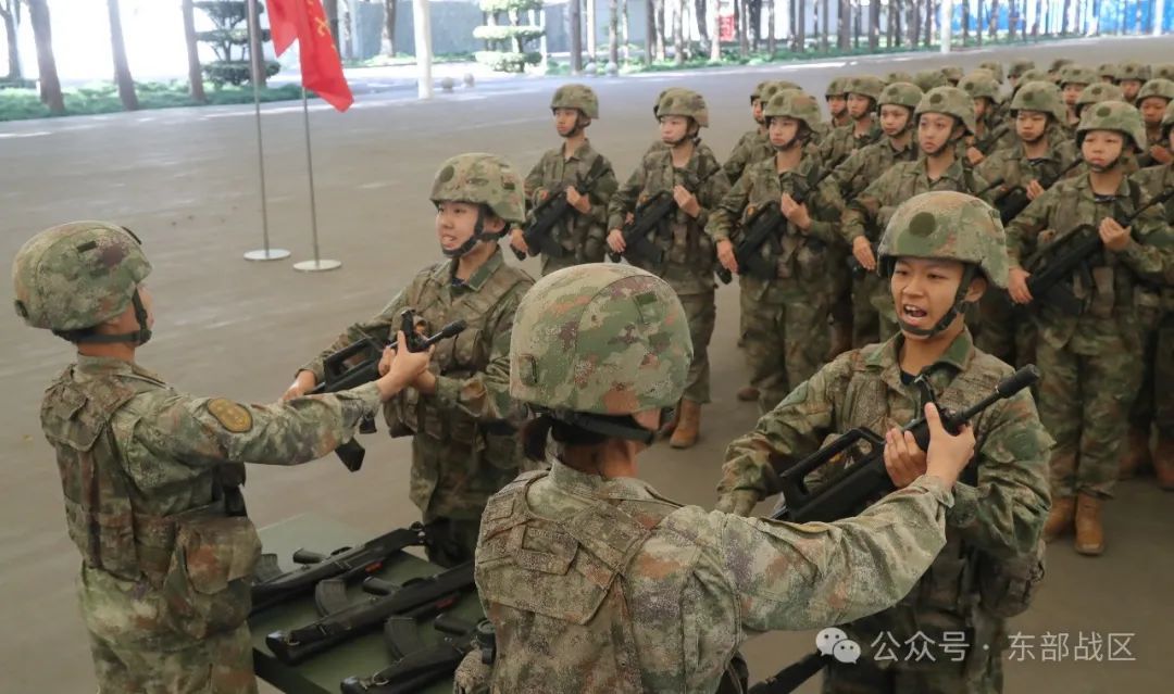 秋季入伍新兵，授枪！