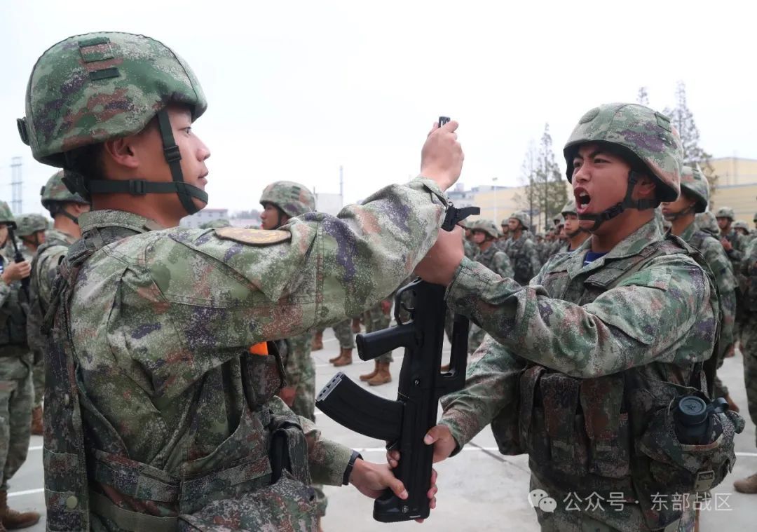 秋季入伍新兵，授枪！
