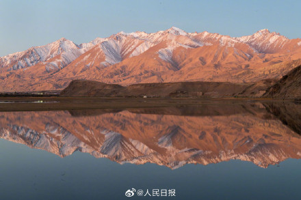 收藏美景！新疆镜面版湖泊雪山有多美