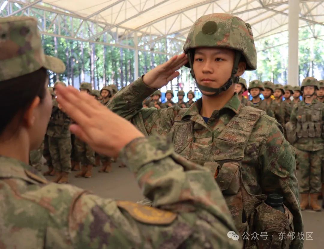 秋季入伍新兵，授枪！