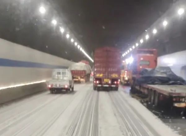 上海郊环隧道突然“下雪”？车辆如在雪地行驶！原因通报来了