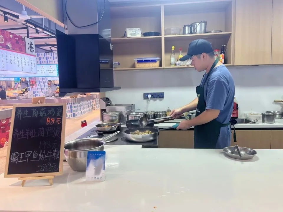 “买个菜直接拿回一盘辣椒炒肉”!多个菜市场服务上新 “买个菜直接拿回一盘辣椒炒肉”!多个菜市场服务上新