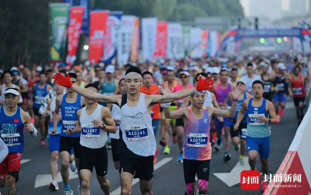 2024成都马拉松冠军诞生！“唐僧”“大祭司”……都来了