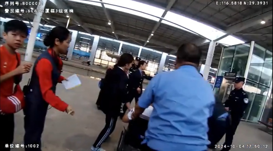 危急时刻，高铁破例临停1分钟！