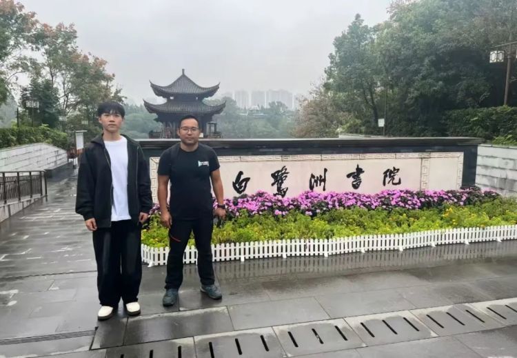 坠崖一年多的无人机突然回来了？网友：记得给这位大学生送锦旗……