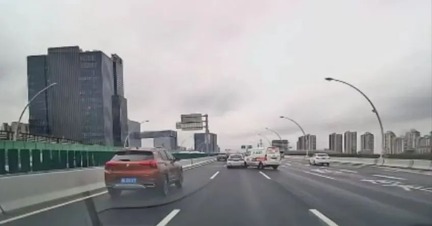 上海中环一货拉拉面包车行驶中打滑失控，隔壁车道小轿车被撞转向