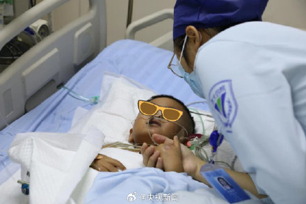 遭货车碾压的男孩被医生救回