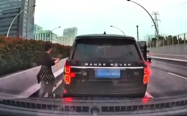 事发上海中环！SUV突然急停，一男一女做出危险举动