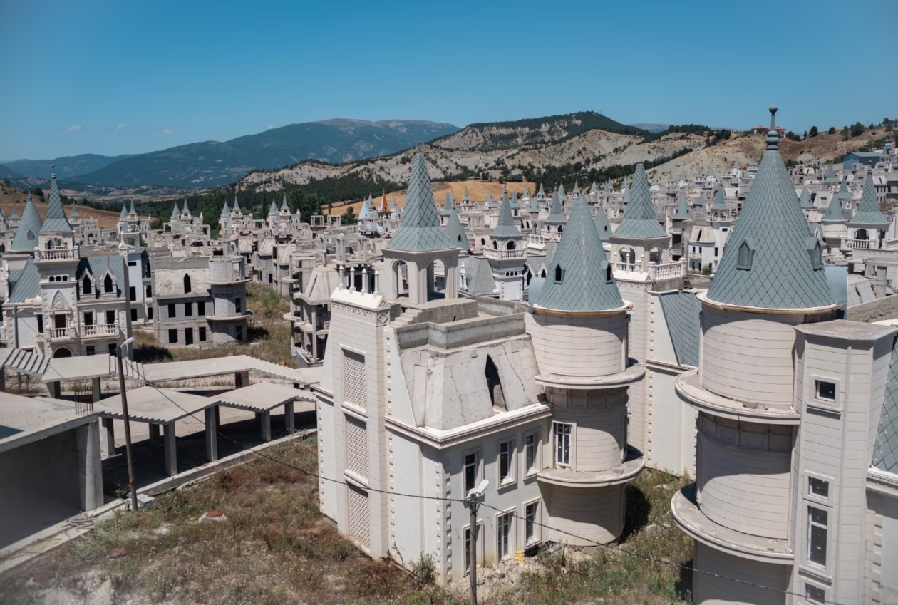 英媒：土耳其“迪士尼别墅区”成烂尾，施工现场荒凉如“鬼城”