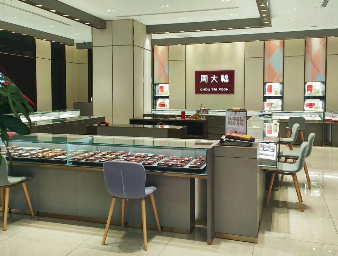 女子豪爽买黄金,店长转身报警! 女子豪爽买黄金,店长转身报警!
