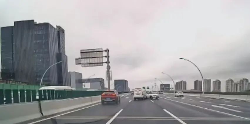 上海中环一货拉拉面包车行驶中打滑失控，隔壁车道小轿车被撞转向