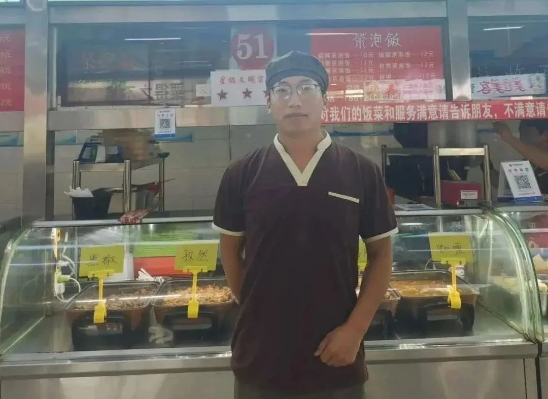 食堂老板贴告示回家陪产,大学生们竟纷纷赶来排队“随礼” 食堂老板贴告示回家陪产,大学生们竟纷纷赶来排队“随礼”