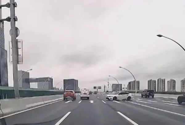 上海中环一货拉拉面包车行驶中打滑失控，隔壁车道小轿车被撞转向