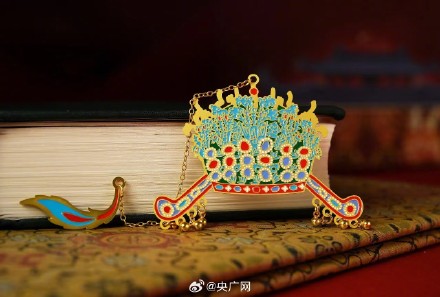 凤冠冰箱贴是把历史痕迹带回家