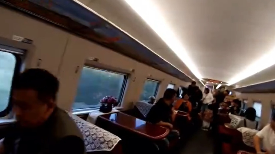 危急时刻，高铁破例临停1分钟！