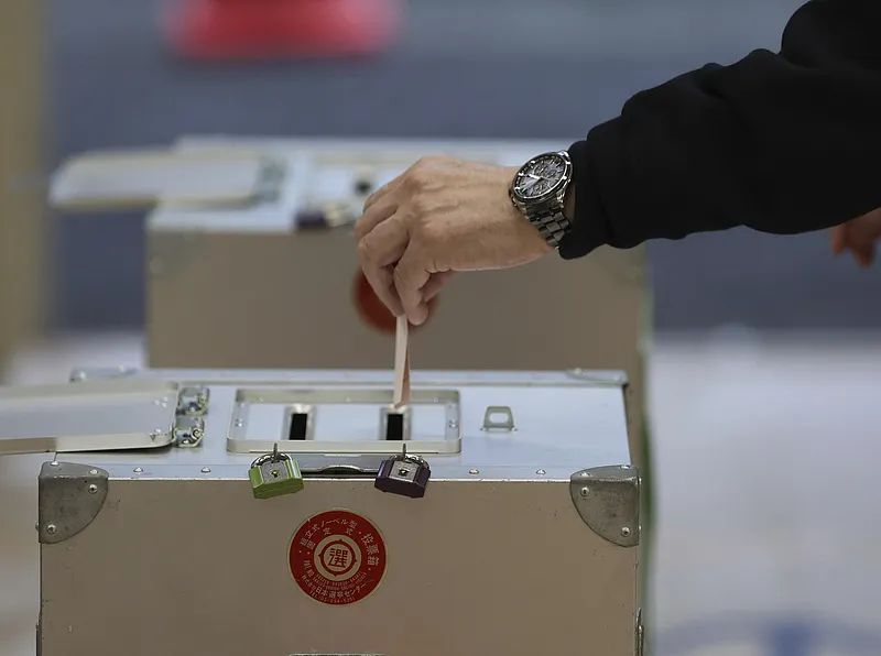 出口民调:日本执政联盟悬了 出口民调:日本执政联盟悬了