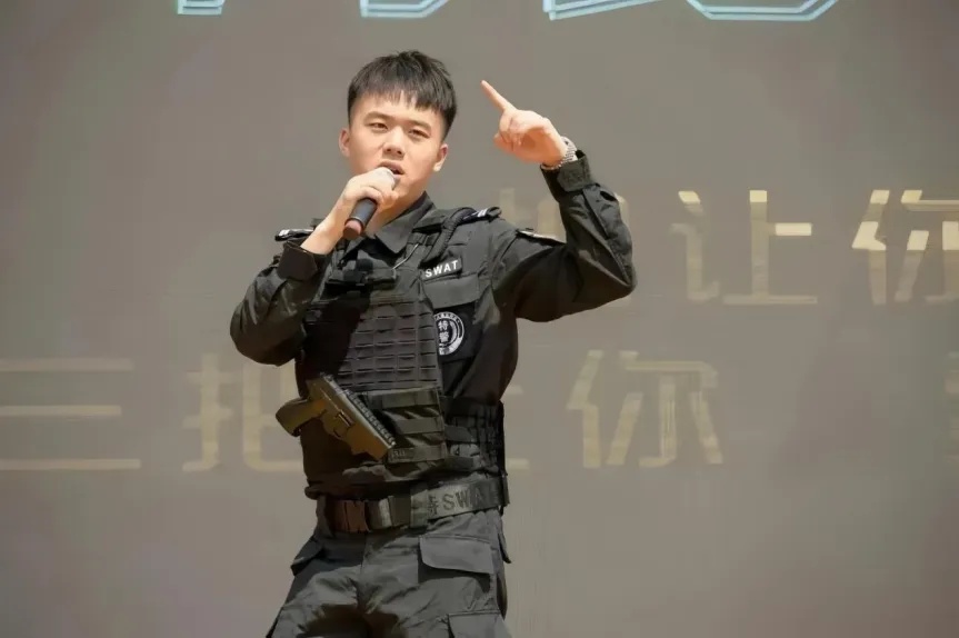 靠颜值也能救人？真的！他做到了
