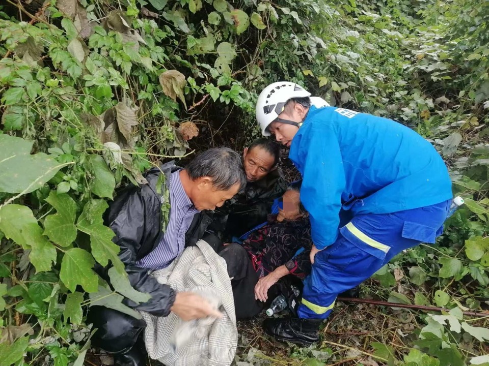 奇迹！永州88岁老人上山砍柴走失，5天后在草丛被找到时说“不饿”，家人：她体质好