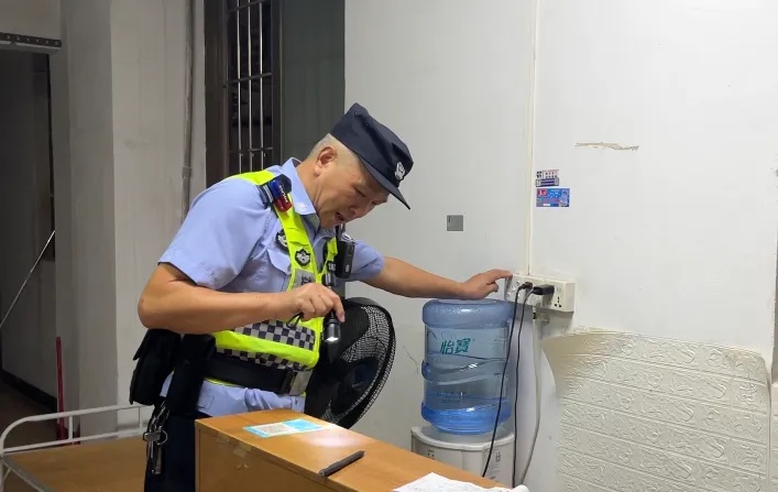 老人不慎掉入水渠!关键时刻,两名“50+”老民警…… 老人不慎掉入水渠!关键时刻,两名“50+”老民警……