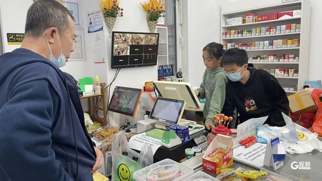 青岛一小超市老板住进ICU，邻居自发当起“临时店长”！家属：青岛是一座大爱之城！