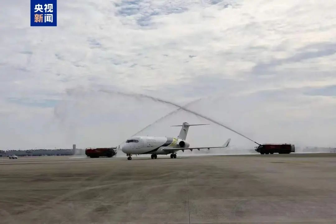 首航成功！白云机场“水门礼”接它回家